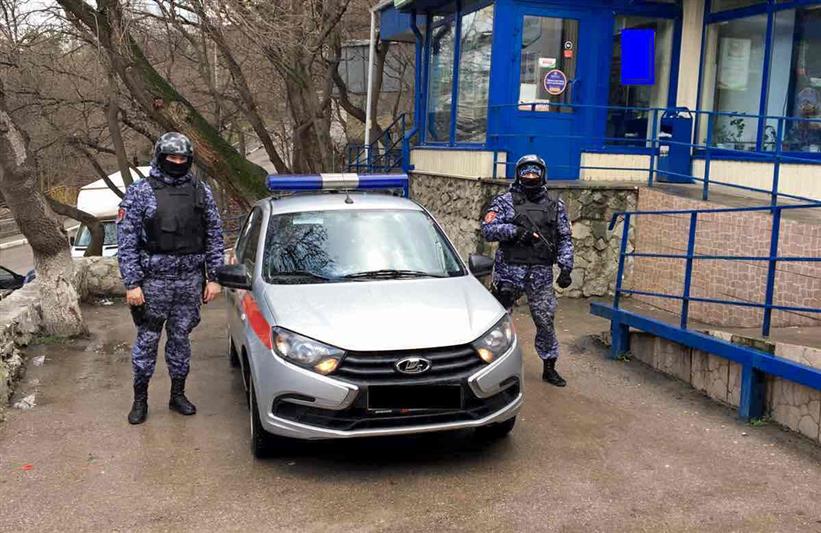 В Ялте сотрудники Росгвардии пришли на помощь пенсионерке, которая пострадала в результате ДТП 