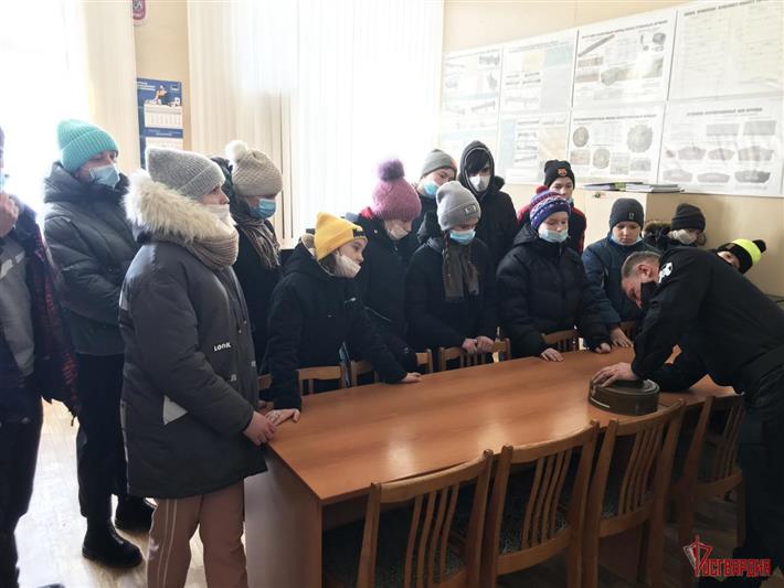 На Урале сотрудники транспортного ОМОН Росгвардии провели день открытых дверей для ребят из социально-реабилитационного центра