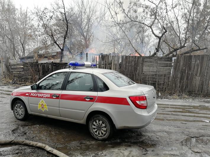 Липецкие росгвардейцы спасли семью из горящего дома