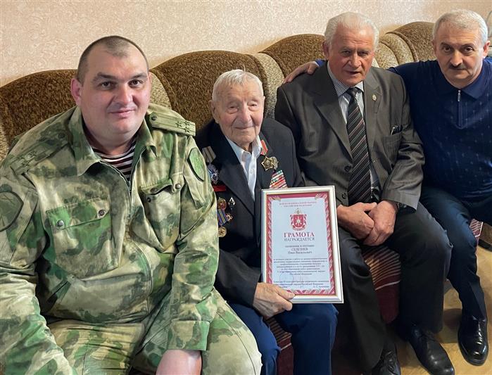 Во Владикавказе росгвардейцы поздравили ветерана Великой Отечественной войны с юбилеем ведомства