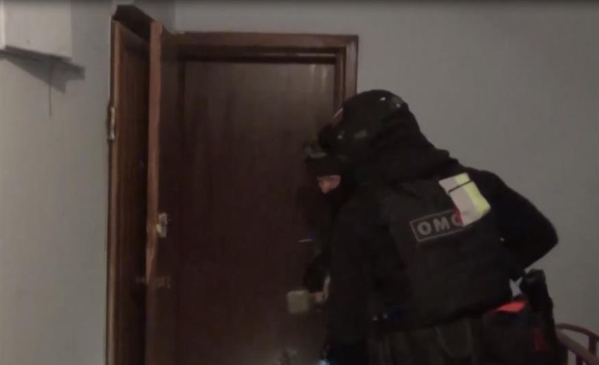 При содействии чувашского СОБР и ОМОН в Санкт-Петербурге задержаны подозреваемые в интернет-мошенничестве 