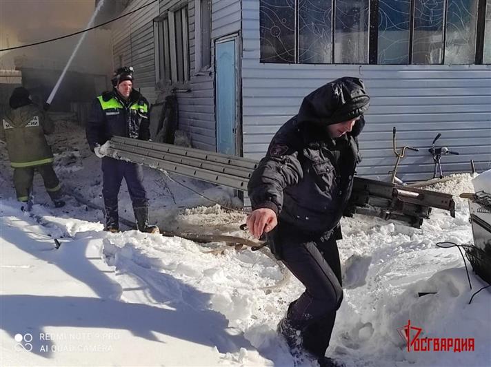 Сотрудники вневедомственной охраны Росгвардии спасли на пожаре пожилого жителя Югры (видео)