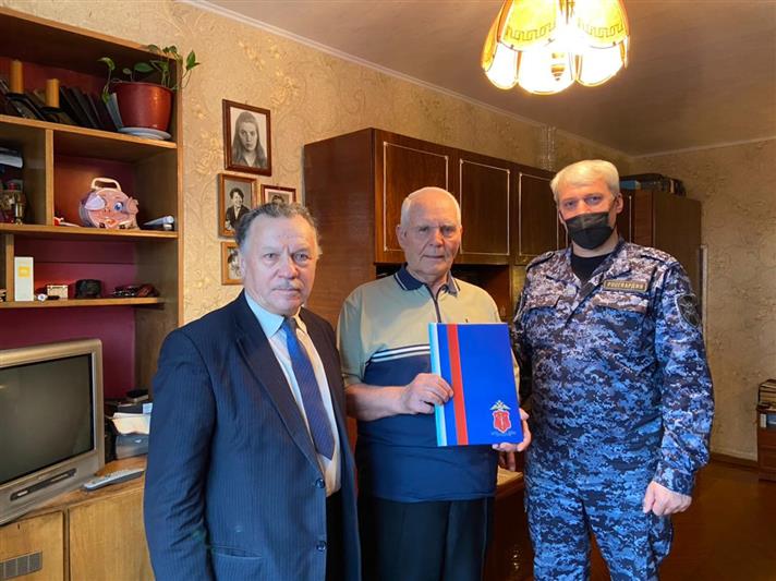 Росгвардейцы поздравили с юбилеями ветеранов вневедомственной охраны 