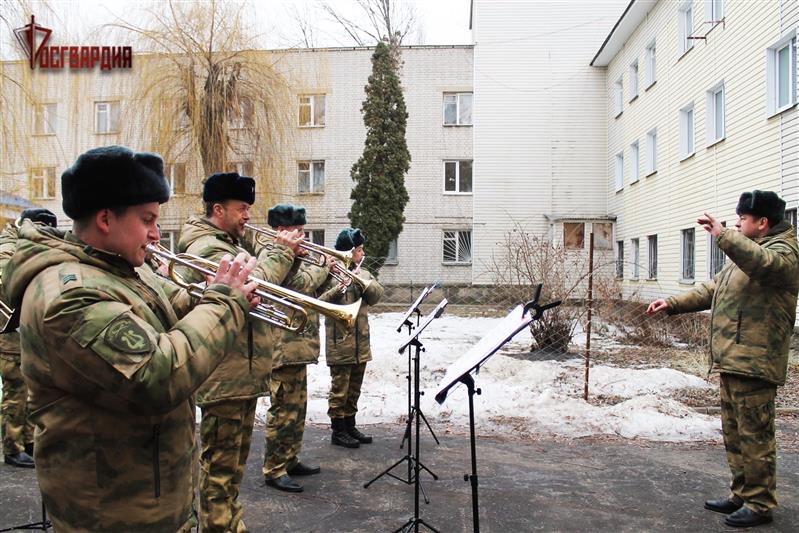В Воронеже военный оркестр Росгвардии подарил концерт постояльцам дома-интерната для престарелых и инвалидов