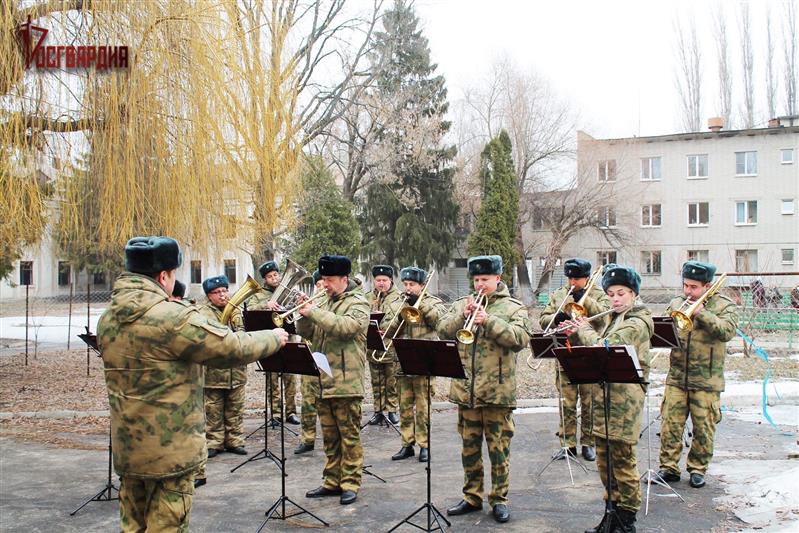 В Воронеже военный оркестр Росгвардии подарил концерт постояльцам дома-интерната для престарелых и инвалидов