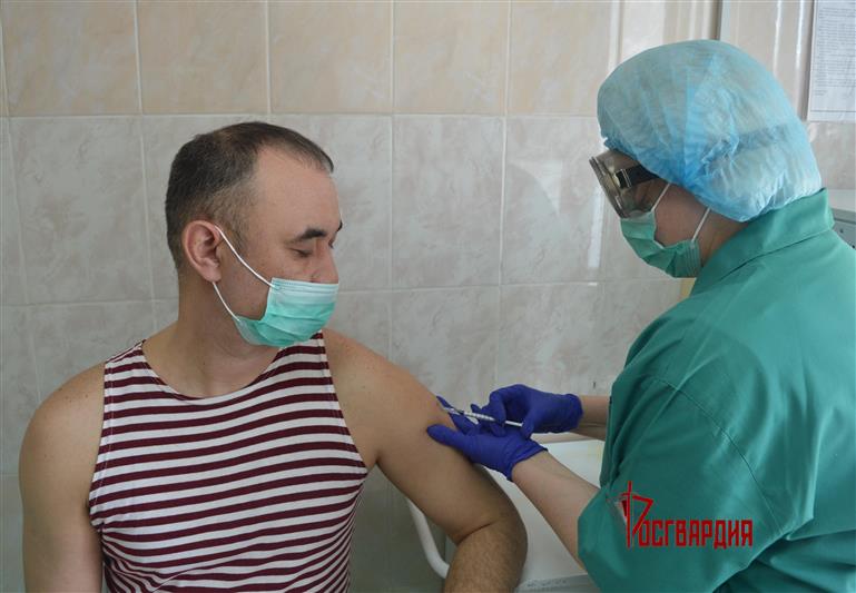 Кинологи Росгвардии в Тюмени проходят вакцинацию от коронавирусной инфекции 