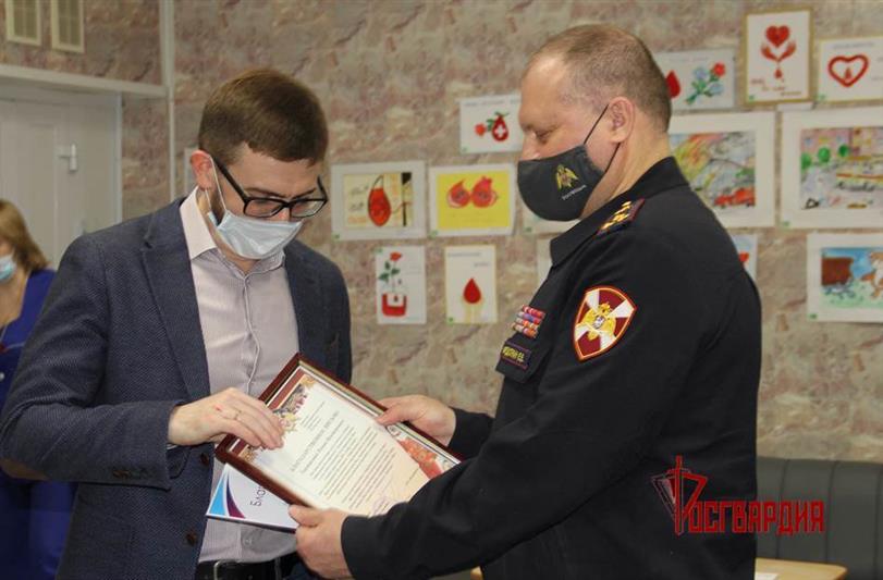 В Тюмени росгвардейцы  в очередной раз поддержали всероссийскую донорскую акцию «От сердца к сердцу» (видео)