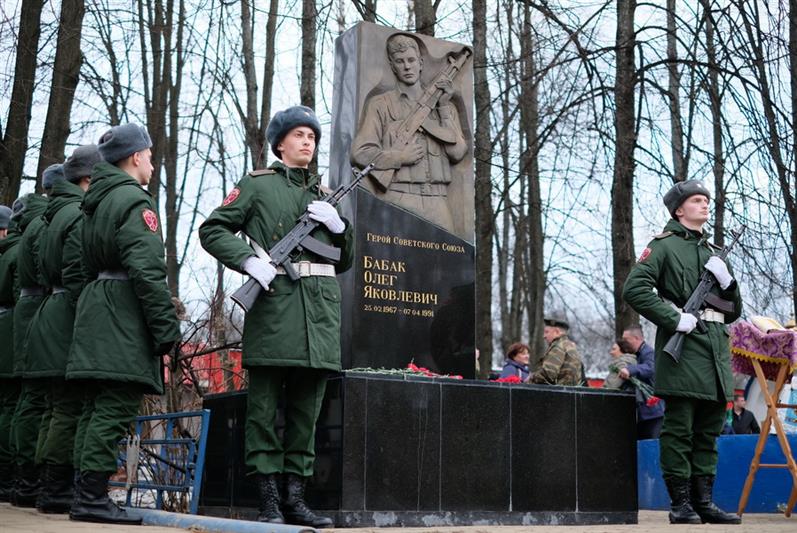 Военнослужащие Центрального округа Росгвардии почтили память Героя Советского Союза лейтенанта Олега Бабака