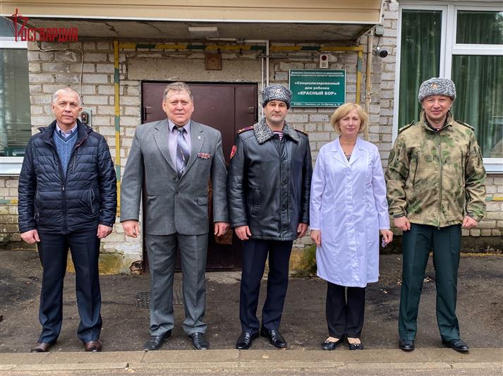 В Смоленске сотрудники Росгвардии навестили воспитанников подшефного детского дома
