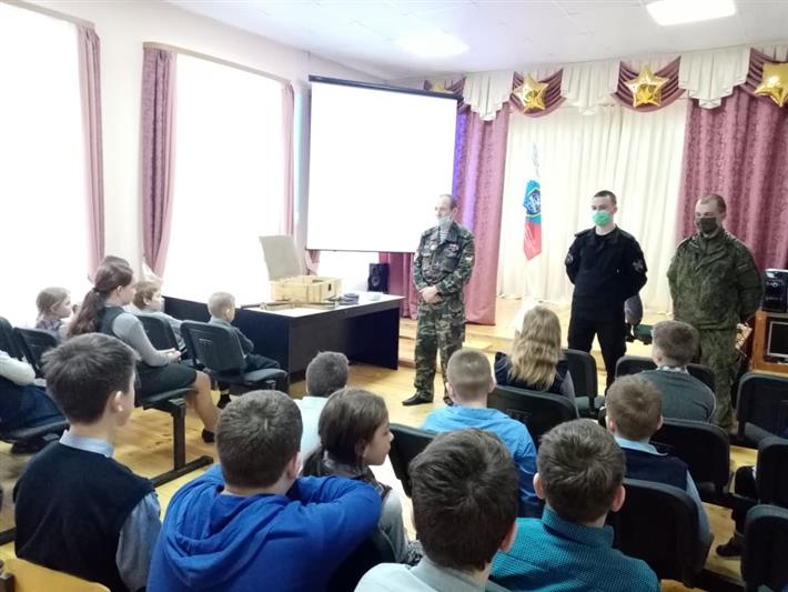 В Орловской области военнослужащие и сотрудники Росгвардии провели тематический Урок мужества