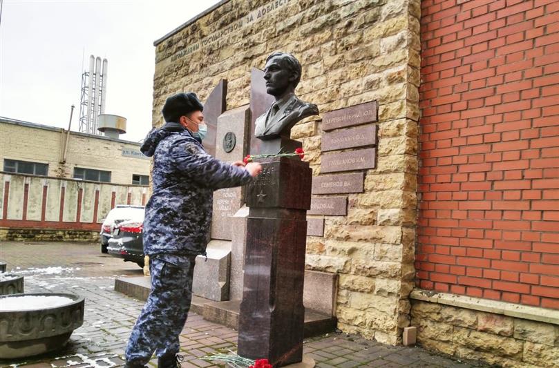 В Петербурге сотрудники вневедомственной охраны почтили память погибшего сослуживца