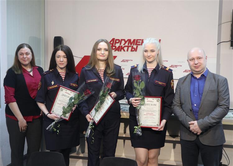 В пресс-центре газеты «Аргументы и факты – Петербург» поздравили победительниц фотоконкурса «Красота в погонах»