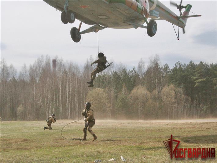 С сотрудниками тверских СОБР и ОМОН Росгвардии проведены тренировки по беспарашютному десантированию 