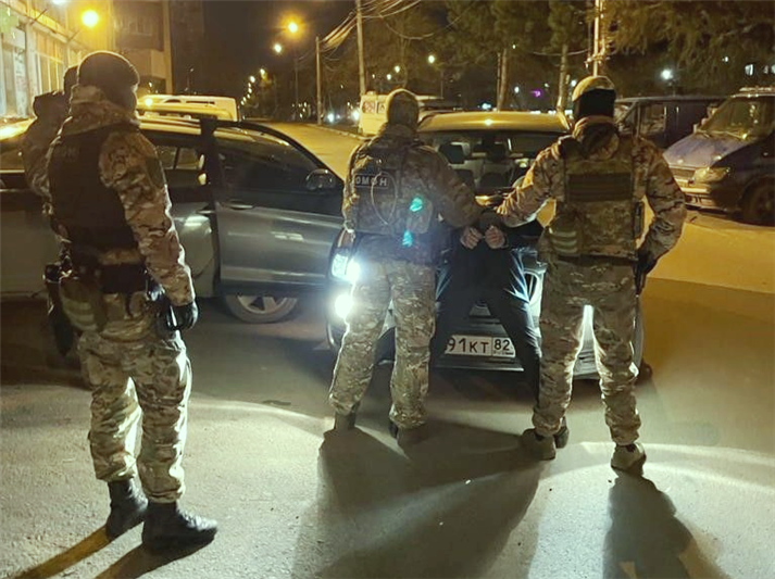 При участии ОМОН Росгвардии в Крыму задержан подозреваемый в  мошенничестве в крупном размере