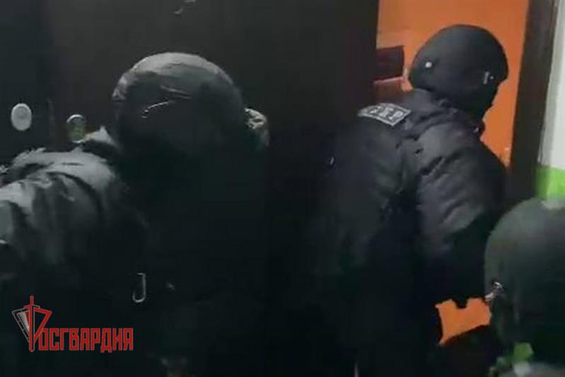 При силовой поддержке СОБР Росгвардии по Алтайскому краю задержаны подозреваемые в краже более миллиона рублей 