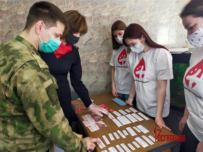 В Тюмени представители Росгвардии пополнили банк крови и поздравили медиков с Национальным днём донора