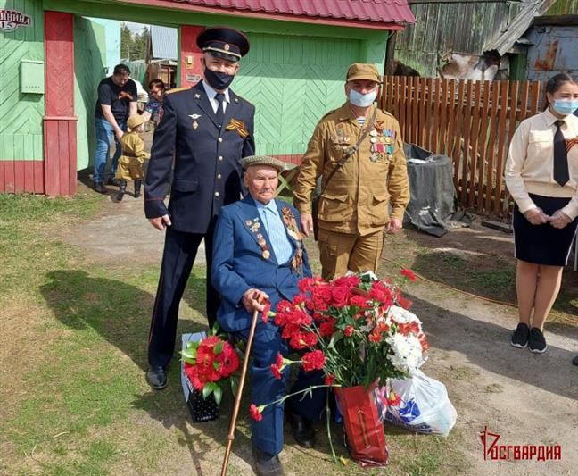На Урале Росгвардия поздравила с Днем Победы 101-летнего участника разгрома квантунской армии
