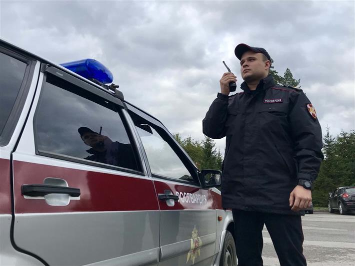 Омские росгвардейцы помогли потерявшейся пожилой женщине вернуться домой
