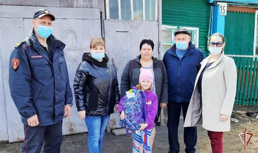 В Новосибирской области сотрудники Росгвардии приняли участие в добровольческой акции «Весенняя неделя добра»  