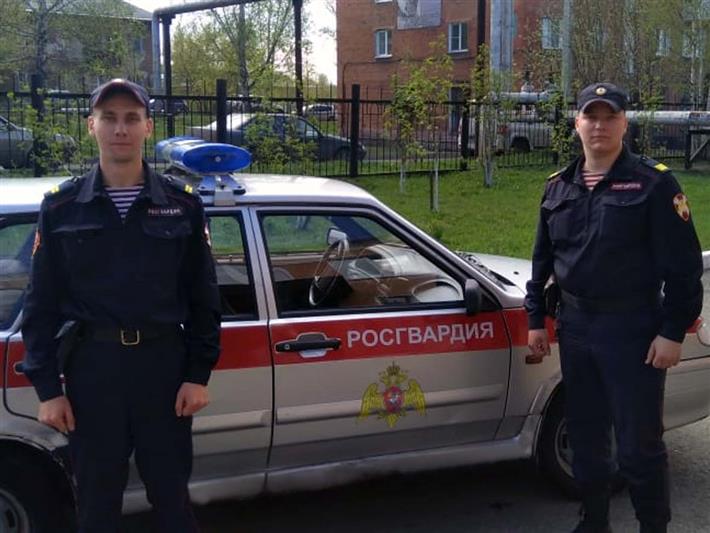 В Кемеровской области сотрудники Росгвардии пришли на помощь потерявшему сознание мужчине