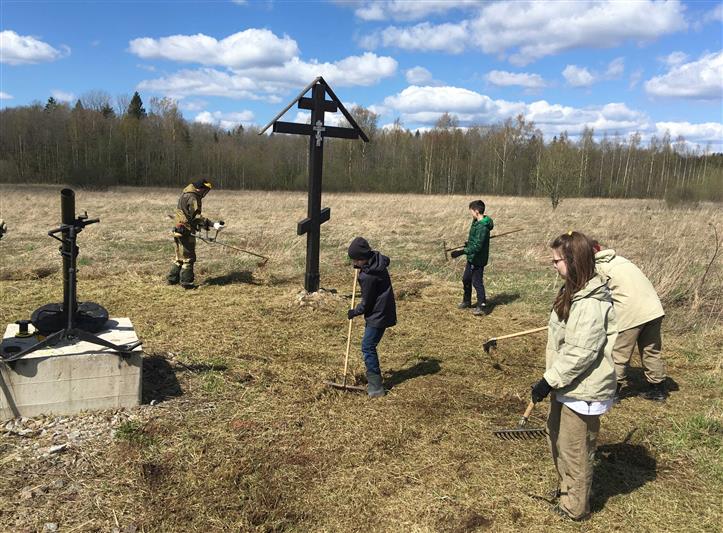 Офицеры новгородского СОБР Росгвардии привели в порядок воинские захоронения
