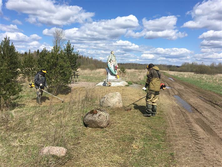 Офицеры новгородского СОБР Росгвардии привели в порядок воинские захоронения