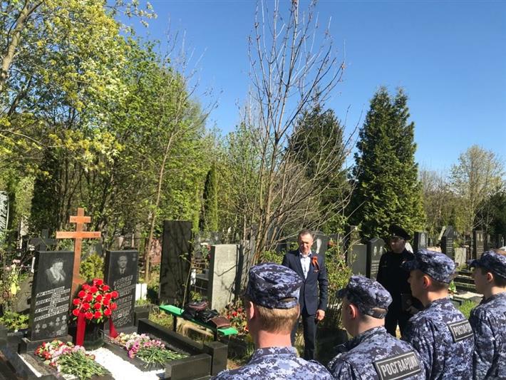 Столичные росгвардейцы посетили могилу Героя Советского Союза С.Х. Зайцева и его супруги