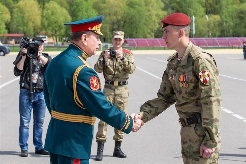Генерал армии Виктор Золотов вручил орден Кутузова 4-му полку оперативного назначения дивизии имени Ф.Э. Дзержинского и наградил участников парада Победы