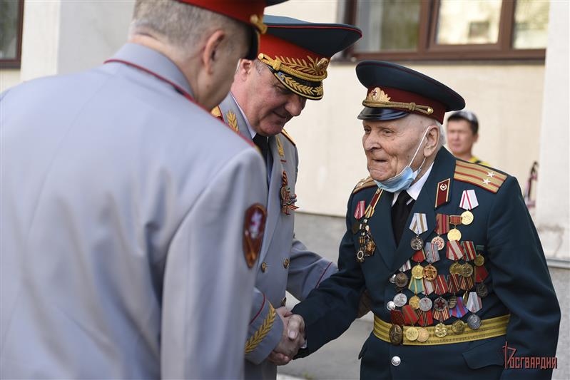 Военнослужащие Сибирского округа Росгвардии прошли парадом у дома ветерана Великой Отечественной войны 