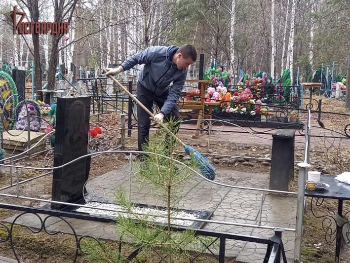 Военнослужащие Росгвардии в Ангарске облагородили места захоронения участников Великой Отечественной войны