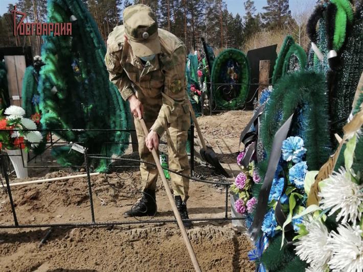 Военнослужащие Росгвардии в Ангарске облагородили места захоронения участников Великой Отечественной войны