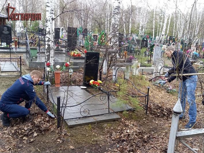 Военнослужащие Росгвардии в Ангарске облагородили места захоронения участников Великой Отечественной войны