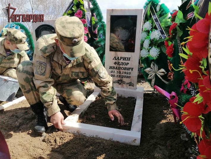 Военнослужащие Росгвардии в Ангарске облагородили места захоронения участников Великой Отечественной войны