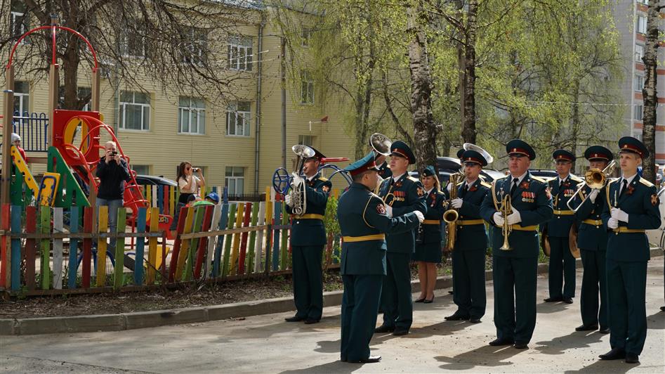 Росгвардия провела акцию «Парад у дома ветерана» в Кирове