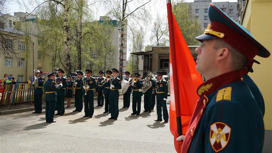 Росгвардия провела акцию «Парад у дома ветерана» в Кирове