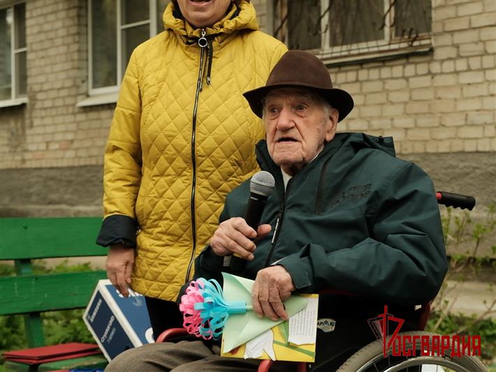 На Урале всероссийскую ведомственную акцию «Парад у дома ветерана» поддержали в Екатеринбурге, Кургане и Тюмени