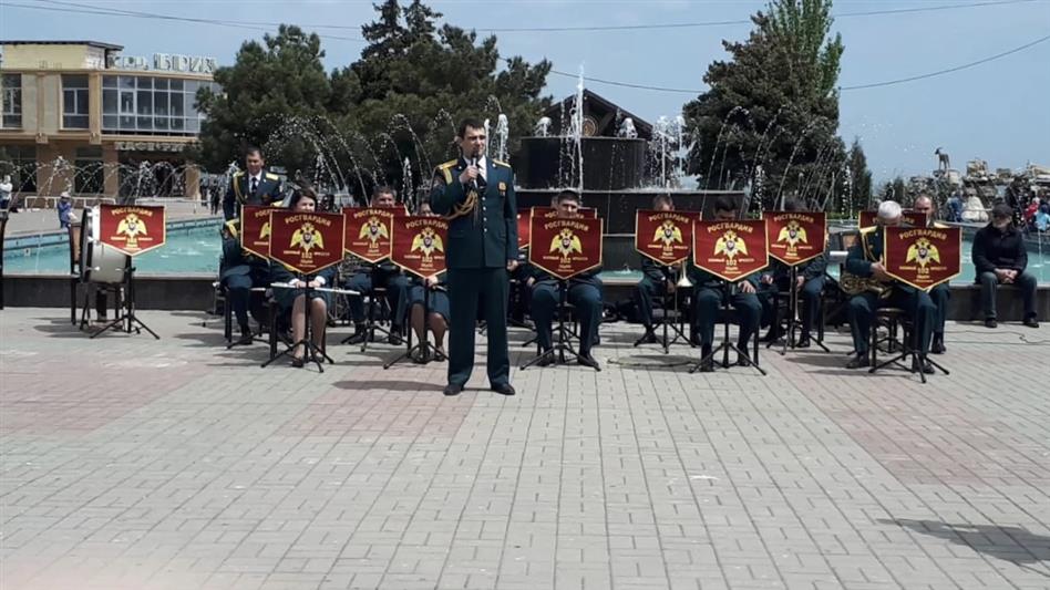 В Каспийске в честь майских праздников состоялся концерт военного оркестра Росгвардии