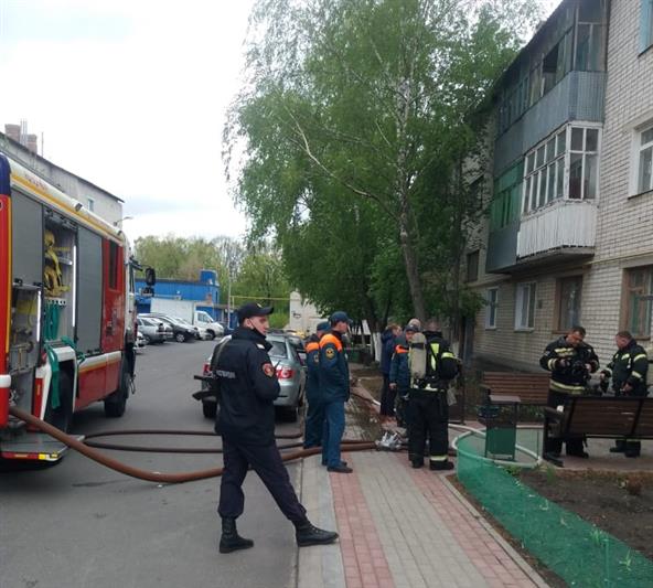В Белгородской области сотрудники Росгвардии и спасатели эвакуировали жильцов многоквартирного дома во время пожара (видео)
