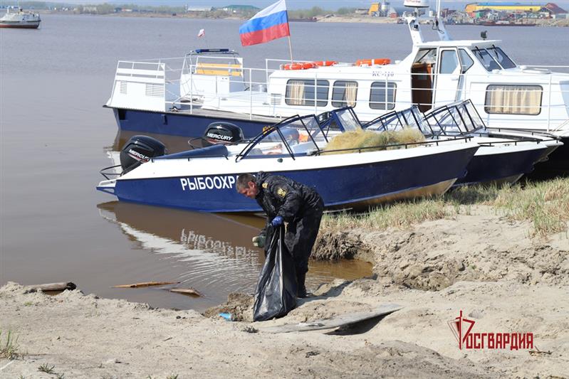 В Югре военнослужащие и сотрудники Росгвардии приняли участие во всероссийской масштабной экологической акции