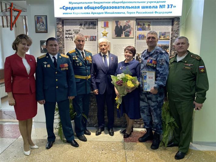 В Ангарске Герой России Аркадий Корольков и офицеры Росгвардии поздравили учеников профильного класса с окончанием учебного года 