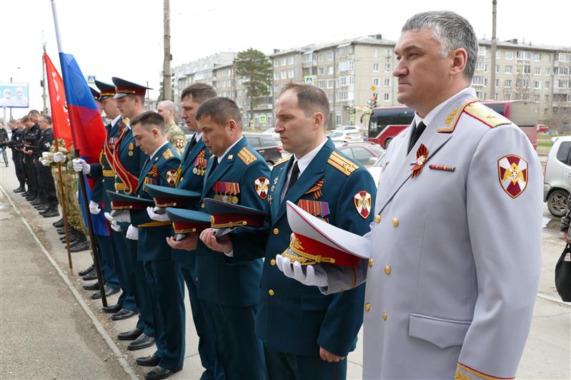 В честь участников Великой Отечественной войны сотрудники и военнослужащие Росгвардии из Иркутской области провели «Парад у дома ветерана»