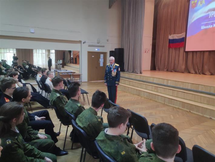 Ветераны и военнослужащие Росгвардии провели патриотическую встречу с московскими школьниками