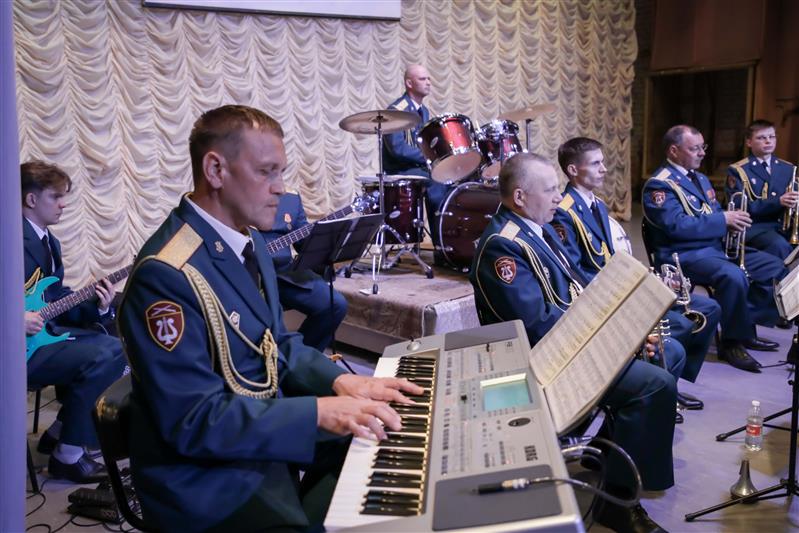 Творческие коллективы Росгвардии поздравили жителей Кавказских Минеральных Вод с Днем Победы