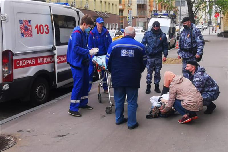 В Москве сотрудники Росгвардии пришли на помощь потерявшей сознание женщине