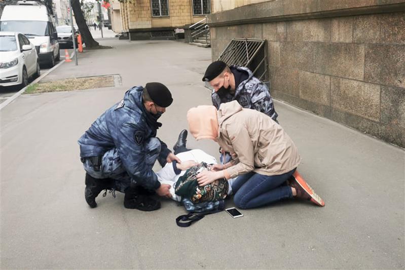 В Москве сотрудники Росгвардии пришли на помощь потерявшей сознание женщине
