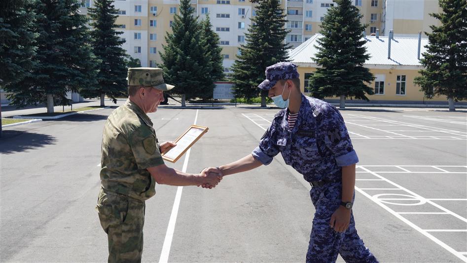 Командующий Приволжским округом войск национальной гвардии вручил государственные награды саратовским росгвардейцам 