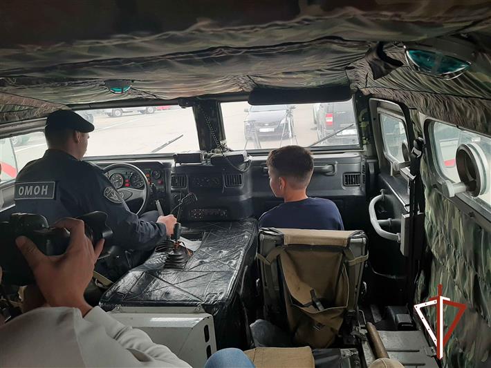 В Челябинске росгвардейцы исполнили мечту мальчика, победившего рак 