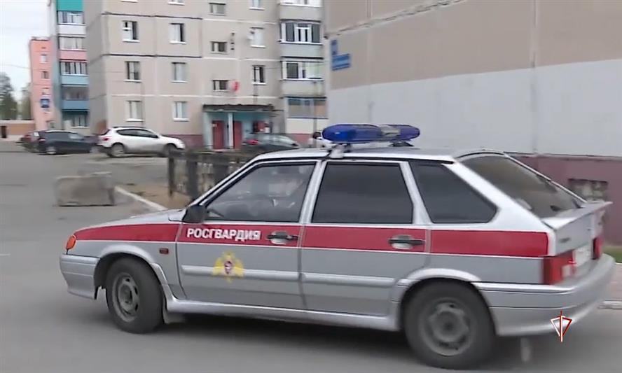 На Ямале сотрудники Росгвардии и журналисты проводят ликбез по профилактике квартирных краж в период летних отпусков  (видео)