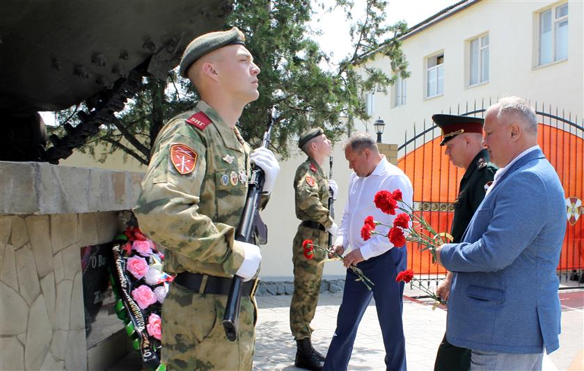 В  Калаче-на-Дону военнослужащие и ветераны Росгвардии почтили память павших сослуживцев