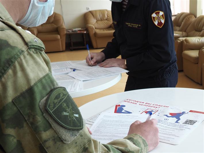 В преддверии Международного дня защиты детей московские росгвардейцы навестили маленьких пациентов центра имени Бакулева